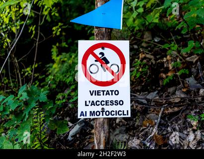 Schild mit der Bedeutung „kein Zugang zum Motorrad“ im Wald von Montieri, Provinz Grosseto, Region Toskana, Italien. Stockfoto