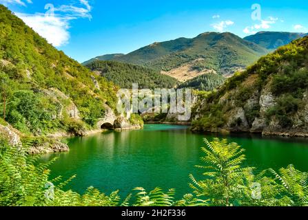 Panoramablick auf den Lago di Scanno, einen Bergsee im Apennin, Provinz L'Aquila, Region Abruzzen, Italien. Stockfoto
