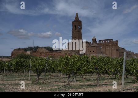 BELCHITE, SPANIEN - 26. Sep 2021: Eine alte Ruinenstadt von Belchite gegen einen bewölkten Himmel in Spanien Stockfoto