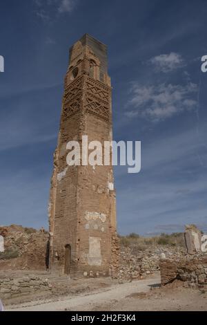 BELCHITE, SPANIEN - 26. Sep 2021: Die Ruinen einer alten Kirche in der verlassenen Stadt Belchite in Spanien Stockfoto
