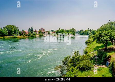 Panoramablick auf den Fluss Adda von der Brücke Napoleone Bonaparte in Lodi, Region Lombardei, Norditalien Stockfoto