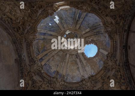 BELCHITE, SPANIEN - 26. Sep 2021: Eine Ansicht von unten einer beschädigten Kuppel einer Kirche in der Altstadt von Belchite in Spai n Stockfoto