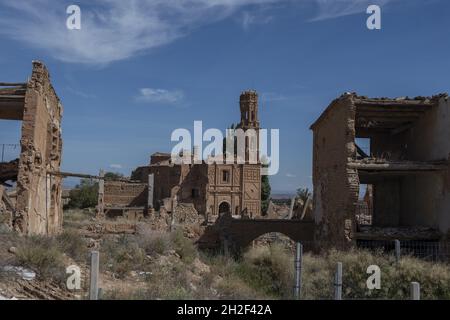 BELCHITE, SPANIEN - 26. Sep 2021: Eine alte Ruinenstadt von Belchite gegen einen bewölkten Himmel in Spanien Stockfoto