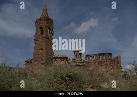 BELCHITE, SPANIEN - 26. Sep 2021: Eine alte Ruinenstadt von Belchite gegen einen bewölkten Himmel in Spanien Stockfoto