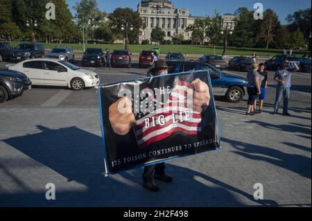 Washington, Usa. Oktober 2021. Ein Demonstrator hält ein Plakat „die große Lüge“ vor dem Kapitol, nachdem das Repräsentantenhaus am Donnerstag, den 21. Oktober 2021, Steve Bannon wegen der Ablehnung einer Vorladung des Komitees bezüglich des Aufruhrs des US-Kapitols in Washington, DC, verächtlich gemacht hatte. Foto von Bonnie Cash/UPI Credit: UPI/Alamy Live News Stockfoto