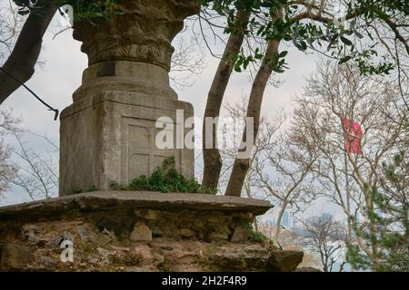 Unterseite der Säule der goten, die im gulhane Park und in der Nähe des topkapi Palastes und der türkischen Flagge und des bosphorus istanb errichtet wurde Stockfoto