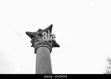 Säule der goten im gulhane Park und in der Nähe des topkapi-Palastes eingerichtet und erstreckt sich bis zum bewölkten Himmel und regnerischen Tag Stockfoto