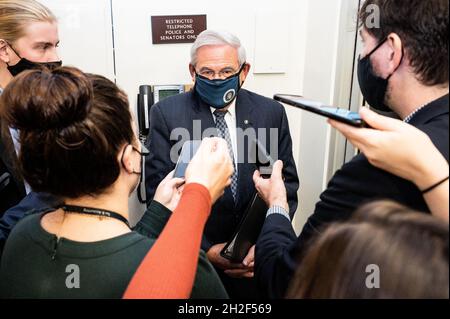 Washington, Usa. Oktober 2021. Senator Bob Menendez (D-NJ) im Gespräch mit Reportern in der Nähe der Senate Subway. Kredit: SOPA Images Limited/Alamy Live Nachrichten Stockfoto