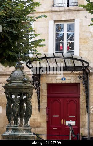 Wohnplatz in Bordeaux mit einem traditionellen Brunnen, Frankreich Stockfoto