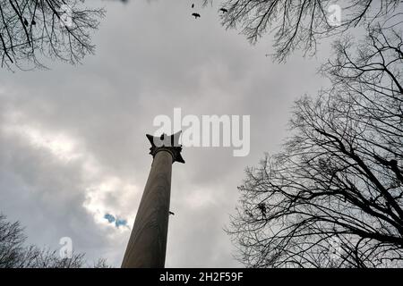 Säule der goten im gulhane Park und in der Nähe des topkapi-Palastes eingerichtet und erstreckt sich bis zum bewölkten Himmel und regnerischen Tag Stockfoto