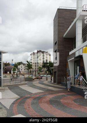 Noworossijsk, Russland, 13. August 2021: Karl-Marx-Straße einer modernen südlichen Stadt an einem bewölkten Tag Stockfoto