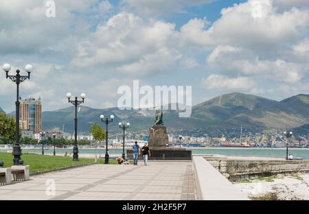 Noworossijsk, Russland, 16. August 2021: Gasse zum Denkmal für die verlorenen Fischer des seiner Urup am Ufer der modernen südlichen Stadt Stockfoto