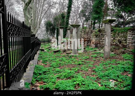 Alte Reste und Ruinen aus byzanz, bedeckt von Metall- und schwarzen Zäunen Stockfoto