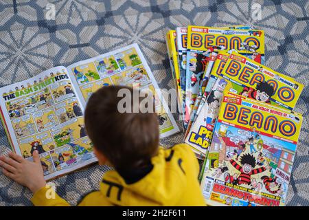 Kind liest Beano Comic. The Beano ist ein britisches Comic-Magazin des schottischen Verlags DC Thomson. Stafford, Großbritannien, Oktober Stockfoto