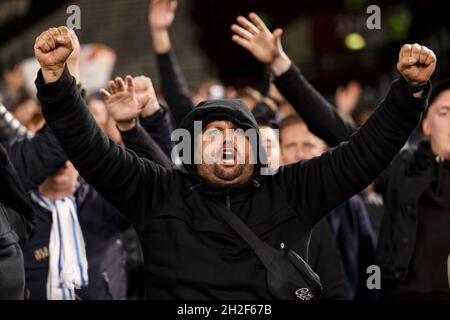 London, Großbritannien. Oktober 2021. KRC Genk-Fans vor dem UEFA Europa League Group H-Spiel zwischen West Ham United und KRC Genk im London Stadium am 21. Oktober 2021 in London, England. (Foto von Daniel Chesterton/phcimages.com) Quelle: PHC Images/Alamy Live News Stockfoto