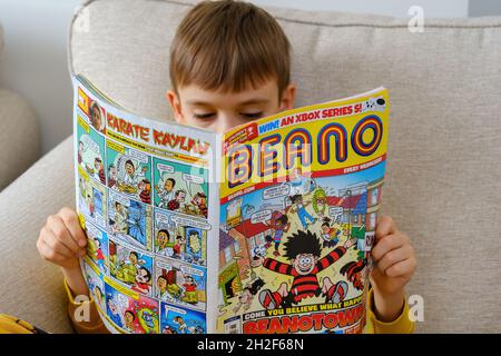 Kind liest Beano Comic. The Beano ist ein britisches Comic-Magazin des schottischen Verlags DC Thomson. Stafford, Großbritannien, Oktober Stockfoto