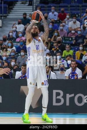 Wizink Center. Oktober 2021. Madrid, Spanien; Turkish Airlines Euroleague Basketball, Real Madrid gegen Fenerbahce Beko Istanbul; Vincent Poirier (Real Madrid Baloncesto) für drei Punkte Kredit: Action Plus Sports/Alamy Live News Stockfoto