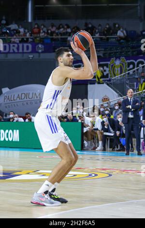 Wizink Center. Oktober 2021. Madrid, Spanien; Turkish Airlines Euroleague Basketball, Real Madrid gegen Fenerbahce Beko Istanbul; Tristan Vukcevic (Real Madrid Baloncesto) für drei Punkte Kredit: Action Plus Sports/Alamy Live News Stockfoto