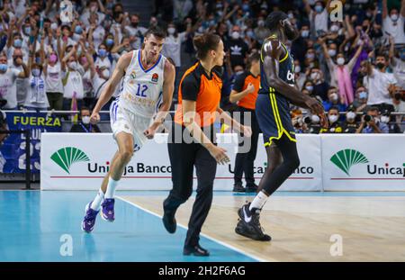 Wizink Center. Oktober 2021. Madrid, Spanien; Turkish Airlines Euroleague Basketball, Real Madrid gegen Fenerbahce Beko Istanbul; Carlos Arocen (Real Madrid Baloncesto) feiert die drei Punkte Kredit: Action Plus Sports/Alamy Live News Stockfoto