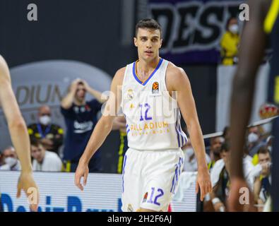 Wizink Center. Oktober 2021. Madrid, Spanien; Turkish Airlines Euroleague Basketball, Real Madrid gegen Fenerbahce Beko Istanbul; Carlos Arocen (Real Madrid Baloncesto) in Aktion Kredit: Action Plus Sports/Alamy Live News Stockfoto