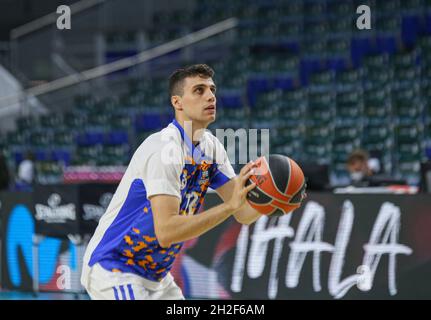 Wizink Center. Oktober 2021. Madrid, Spanien; Turkish Airlines Euroleague Basketball, Real Madrid gegen Fenerbahce Beko Istanbul; Carlos Arocen (Real Madrid Baloncesto) während des Aufwärmpuls Credit: Action Plus Sports/Alamy Live News Stockfoto