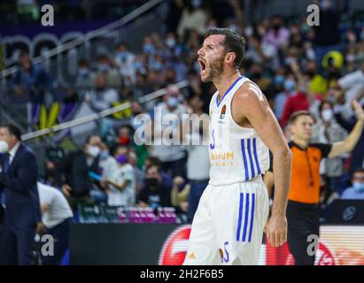 Wizink Center. Oktober 2021. Madrid, Spanien; Turkish Airlines Euroleague Basketball, Real Madrid gegen Fenerbahce Beko Istanbul; Rudy Fernandez (Real Madrid Baloncesto) feiert die drei Punkte Kredit: Action Plus Sports/Alamy Live News Stockfoto