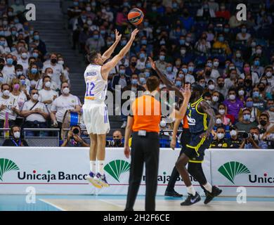 Wizink Center. Oktober 2021. Madrid, Spanien; Turkish Airlines Euroleague Basketball, Real Madrid gegen Fenerbahce Beko Istanbul; Carlos Arocen (Real Madrid Baloncesto) für drei Punkte Kredit: Action Plus Sports/Alamy Live News Stockfoto