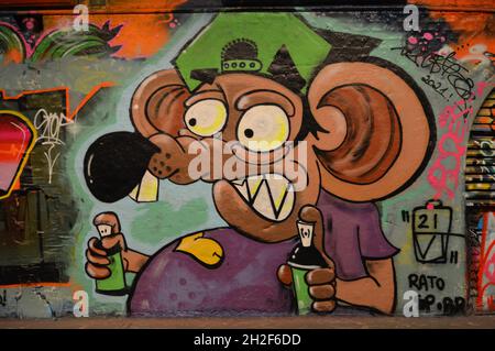 London, Großbritannien. 14. Oktober 2021. Farbenfrohe Kunstwerke und Wandgemälde im Leake Street Graffiti Tunnel in London. Stockfoto