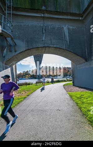 Der Burke Gilman Trail auf der Unterseite der Aurora Bridge in der Nähe von Fremont, Washington. Stockfoto