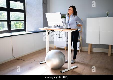 Übung Zum Dehnen Der Mitarbeiter Am Schreibtisch Im Büro Stockfoto