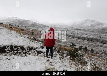 Cairngorms, Schottland, Großbritannien. 21-Okt-22 nach winterlichen Regenschauern fällt in Schottland Schnee. Kredit: eric mccowat/Alamy Live Nachrichten Stockfoto