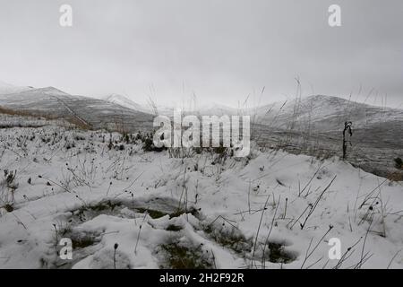 Cairngorms, Schottland, Großbritannien. 21-Okt-22 nach winterlichen Regenschauern fällt in Schottland Schnee. Kredit: eric mccowat/Alamy Live Nachrichten Stockfoto