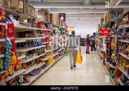 Taplow, Buckinghamshire, Großbritannien. Oktober 2021. Sainsbury's Supermarket hatte heute ein gutes Lebensmittelangebot in seinem Laden, jedoch sind einige Produkte aufgrund der globalen Lieferkettenprobleme nach dem Covid-19 Pandemi und dem anhaltenden Mangel an LKW-Lieferfahrern vorübergehend nicht verfügbar. Quelle: Maureen McLean/Alamy Stockfoto