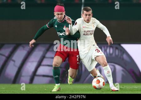 Moskau. MOSKAU, - 21. OKTOBER: Das Stürmergewehr Zhemaletdinov des FC Lokomotiv und der Mittelfeldspieler Alexandru Cicaldau des FC Galatasaray wetteifern während des UEFA Europa League Group Stage Match FC Lokomotiv gegen FC Galatasaray im Lokomotiv Stadium in Moskau um den Ball. MOSKAU, - 21. OKTOBER: (Foto von Anatoliy Medved) Stockfoto