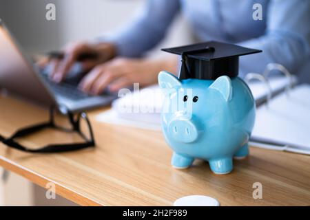 Schüler Schulgeld In Piggy Bank. Finanzierung Von Hochschulabstufungen Stockfoto