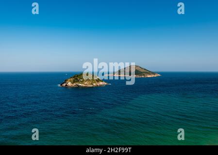 Luftaufnahme von zwei Rocky Islands im Ozean Stockfoto