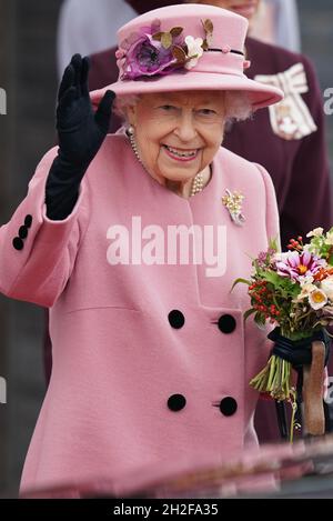 Aktenfoto vom 14/10/21 von Königin Elizabeth II., die nach der Teilnahme an der Eröffnungszeremonie der sechsten Sitzung des Senedd in Cardiff ausscheide. Die Königin verbrachte Mittwoch Nacht im Krankenhaus für "Voruntersuchungen", bestätigt Buckingham Palace. Ausgabedatum: Donnerstag, 21. Oktober 2021. Stockfoto