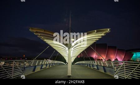 Glasgow, Schottland, Großbritannien. Oktober 2021. IM BILD: Glocken Bridge. 10 Tage bis zum Beginn der COP26. Das Gelände der COP26 zeigt temporäre Strukturen, die zur Hälfte auf dem Gelände des Scottish Event Campus (SEC) errichtet wurden, der früher als Scottish Exhibition and Conference Center (SECC) bekannt war. Sicherheitszäune mit einem ‘Ring aus Stahl' verkapseln das Konferenzgelände der COP26. Überall am Standort befinden sich CCTV-Stationen mit Notlicht und Lautsprechern. Quelle: Colin Fisher/Alamy Live News Stockfoto