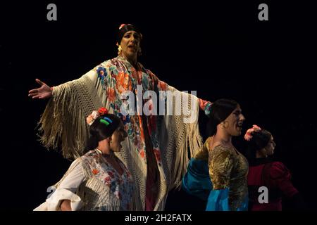 Malaga, Spanien. Oktober 2021. Flamenco-Tänzer der Flamenco-Tanzcompagnie 'Manuel Linan' treten auf der Bühne des Cervantes-Theaters auf.die spanische Flamenco-Compagnie 'Manuel Linan' hat im Rahmen der Tanzsaison 2021 ihre Performance 'Viva' im Cervantes-Theater präsentiert. Manuel Linan ist ein spanischer Flamenco-Tänzer und Choreograph und Tanzpreis 2017. Kredit: SOPA Images Limited/Alamy Live Nachrichten Stockfoto