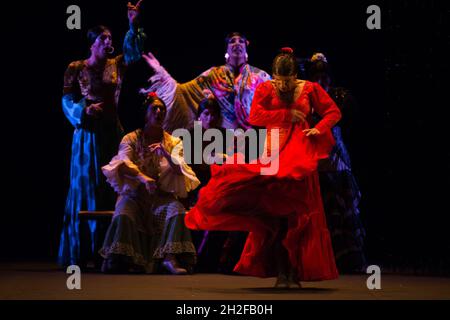 Malaga, Spanien. Oktober 2021. Flamenco-Tänzer der Flamenco-Tanzcompagnie 'Manuel Linan' treten auf der Bühne des Cervantes-Theaters auf.die spanische Flamenco-Compagnie 'Manuel Linan' hat im Rahmen der Tanzsaison 2021 ihre Performance 'Viva' im Cervantes-Theater präsentiert. Manuel Linan ist ein spanischer Flamenco-Tänzer und Choreograph und Tanzpreis 2017. Kredit: SOPA Images Limited/Alamy Live Nachrichten Stockfoto