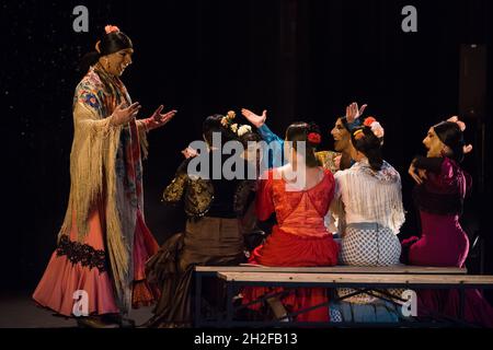 Malaga, Spanien. Oktober 2021. Flamenco-Tänzer der Flamenco-Tanzcompagnie 'Manuel Linan' treten auf der Bühne des Cervantes-Theaters auf.die spanische Flamenco-Compagnie 'Manuel Linan' hat im Rahmen der Tanzsaison 2021 ihre Performance 'Viva' im Cervantes-Theater präsentiert. Manuel Linan ist ein spanischer Flamenco-Tänzer und Choreograph und Tanzpreis 2017. Kredit: SOPA Images Limited/Alamy Live Nachrichten Stockfoto