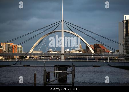 Glasgow, Schottland, Großbritannien. Oktober 2021. IM BILD: 10 Tage bis zum Beginn der COP26. Das Gelände der COP26 zeigt temporäre Strukturen, die zur Hälfte auf dem Gelände des Scottish Event Campus (SEC) errichtet wurden, der früher als Scottish Exhibition and Conference Center (SECC) bekannt war. Sicherheitszäune mit einem ‘Ring aus Stahl' verkapseln das Konferenzgelände der COP26. Überall am Standort befinden sich CCTV-Stationen mit Notlicht und Lautsprechern. Quelle: Colin Fisher/Alamy Live News Stockfoto