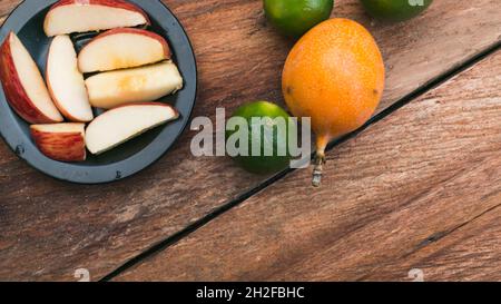 Flache Laie kolumbianischer Früchte auf Holzhintergrund Stockfoto