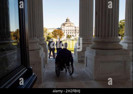 Washington, Vereinigte Staaten Von Amerika. Oktober 2021. Repräsentant der Vereinigten Staaten von Amerika, Madison Cawthorn (Republikaner von North Carolina) Tritt während einer Abstimmung im Repräsentantenhaus über die Resolution ab, in der empfohlen wird, dass das Repräsentantenhaus Stephen K. Bannon wegen der Weigerung des Kongresses, einer vom Engeren Ausschuss zur Untersuchung des Anschlags auf das US-Kapitol am 6. Januar ordnungsgemäß ausgestellten Vorladung nachzukommen, Am Donnerstag, den 21. Oktober 2021, im US-Kapitol in Washington, DC. Quelle: Rod Lampey/CNP/Sipa USA Quelle: SIPA USA/Alamy Live News Stockfoto