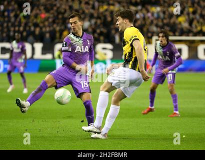 Arnhem, Niederlande, 21. Oktober 2021, Jacob Rasmussen von Vitesse Arnhem, Giovani Lo Celso von Tottenham (links) während der UEFA Conference League, Gruppe G Fußballspiel zwischen Vitesse Arnhem und Tottenham Hotspur am 21. Oktober 2021 im GelreDome Stadion in Arnhem, Niederlande - Foto Jean Catuffe / DPPI Stockfoto