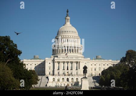 Das Kapitolgebäude der Vereinigten Staaten ist in Washington, DC, USA zu sehen. Oktober 2021. Das Repräsentantenhaus stimmte dafür, den ehemaligen Strategen des Weißen Hauses in der Trump-Regierung, Stephen Bannon, in krimineller Verachtung des Kongresses für die Weigerung zu halten, einer Vorladung des House Select Committee zum Angriff vom 6. Januar nachzukommen. (Foto von Pool/Sipa USA) Quelle: SIPA USA/Alamy Live News Stockfoto