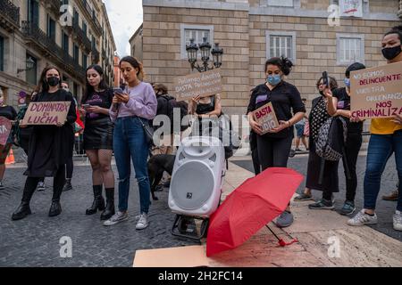 Barcelona, Spanien. Oktober 2021. Die Demonstranten wurden während der Demonstration mit Plakaten gesehen, auf denen ihre Meinung zum Ausdruck kam.Kollektive zur Verteidigung der Prostitution, die als Arbeitsrecht verstanden wird, haben sich auf der Plaza Sant Jaume versammelt, nachdem die spanische Regierung angekündigt hatte, die Prostitution per Gesetz abzuschaffen. (Foto von Paco Freire/SOPA Images/Sipa USA) Quelle: SIPA USA/Alamy Live News Stockfoto