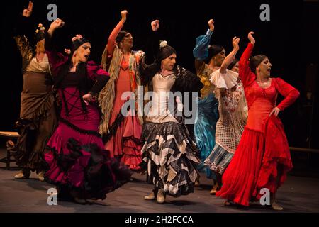 Malaga, Spanien. Oktober 2021. Flamenco-Tänzer der Flamenco-Tanzcompagnie 'Manuel Linan' treten auf der Bühne des Cervantes-Theaters auf.die spanische Flamenco-Compagnie 'Manuel Linan' hat im Rahmen der Tanzsaison 2021 ihre Performance 'Viva' im Cervantes-Theater präsentiert. Manuel Linan ist ein spanischer Flamenco-Tänzer und Choreograph und Tanzpreis 2017. (Foto von Jesus Merida/SOPA Images/Sipa USA) Quelle: SIPA USA/Alamy Live News Stockfoto