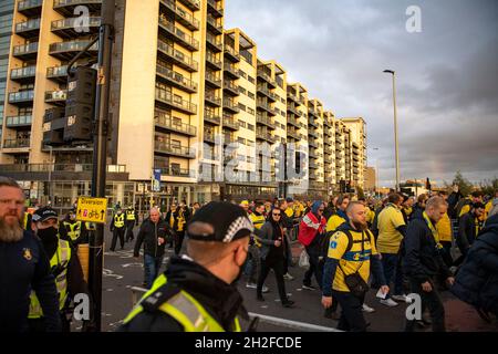 Glasgow, Schottland, Großbritannien. Oktober 2021. IM BILD: Polizeibeamte und Polizeipferde sahen, wie sie Brøndby IF-Fans zum Ibrox-Stadion eskortierten. Quelle: Colin Fisher/Alamy Live News Stockfoto