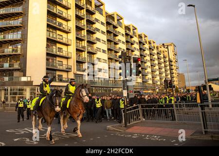 Glasgow, Schottland, Großbritannien. Oktober 2021. IM BILD: Polizeibeamte und Polizeipferde sahen, wie sie Brøndby IF-Fans zum Ibrox-Stadion eskortierten. Quelle: Colin Fisher/Alamy Live News Stockfoto